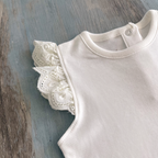 Detalle bordado body broderie bebé blanco algodón orgánico | Ecobebé