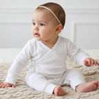 Bebé usando enterizo kimono pointelle blanco en algodón orgánico | Ecobebé