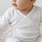 Bebé usando enterizo kimono pointelle blanco en algodón orgánico | Ecobebé