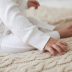 Bebé usando enterizo kimono pointelle blanco en algodón orgánico | Ecobebé