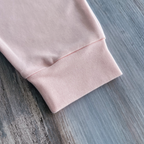 Pantalón tiro bajo bebé rosado — detalle algodón orgánico | Ecobebé