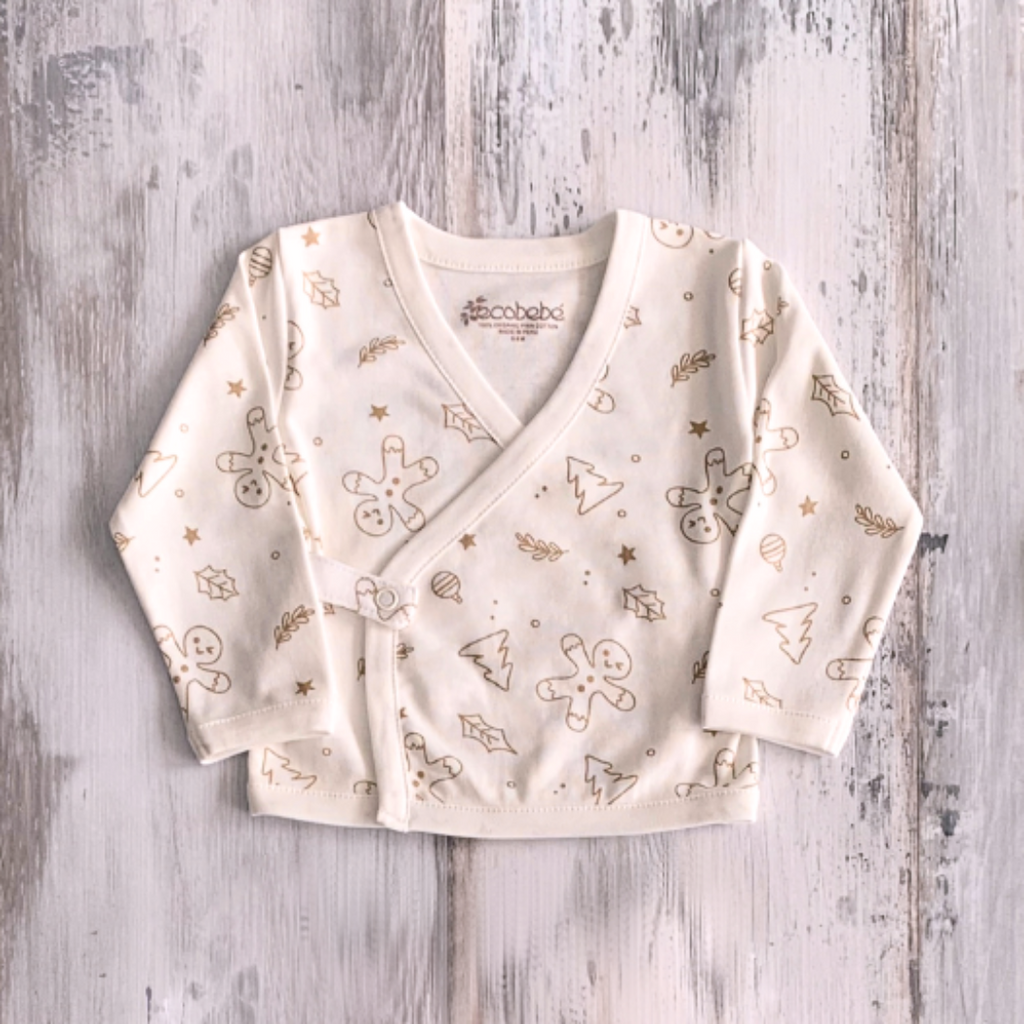 Detalle de estampado navideño Ginger Cookies en chaqueta de algodón orgánico