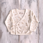 Detalle de estampado navideño Ginger Cookies en chaqueta de algodón orgánico