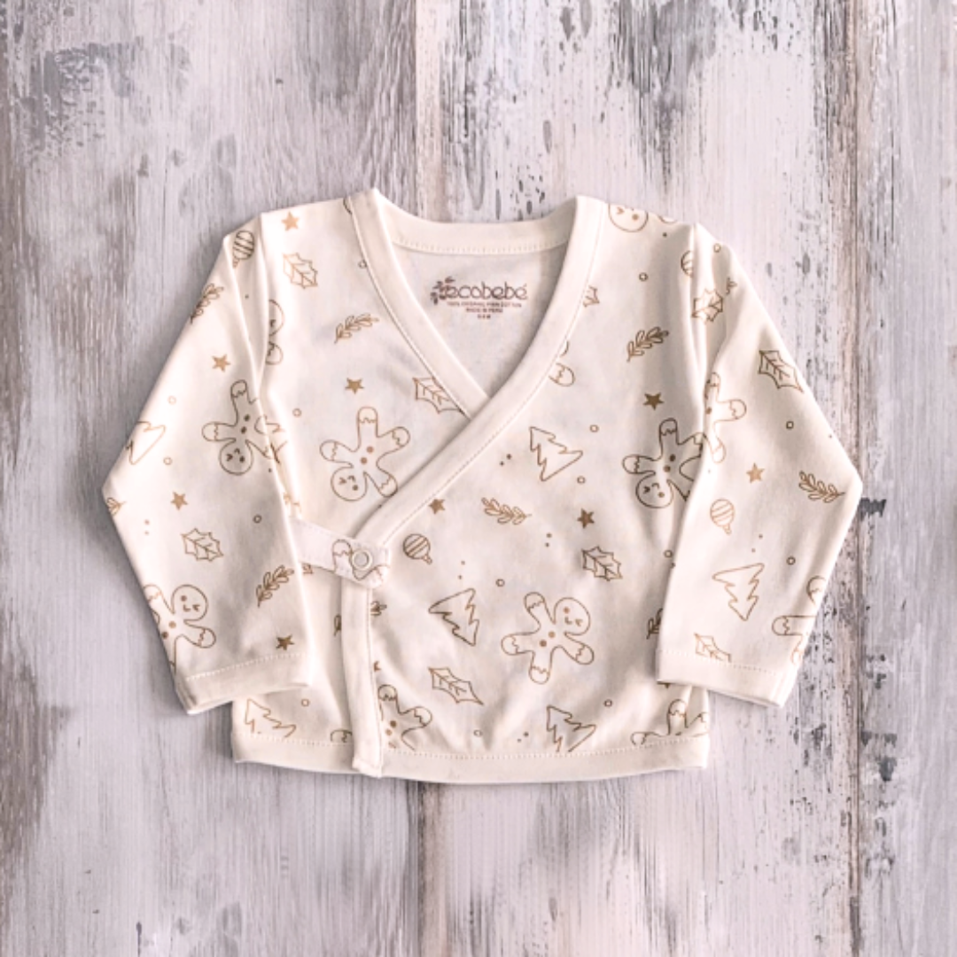 Detalle de estampado navideño Ginger Cookies en chaqueta de algodón orgánico